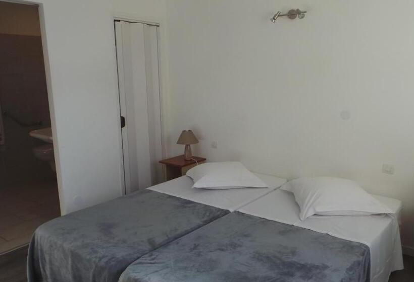 غرفة قياسية بالطابق الأرضى, De La Poste