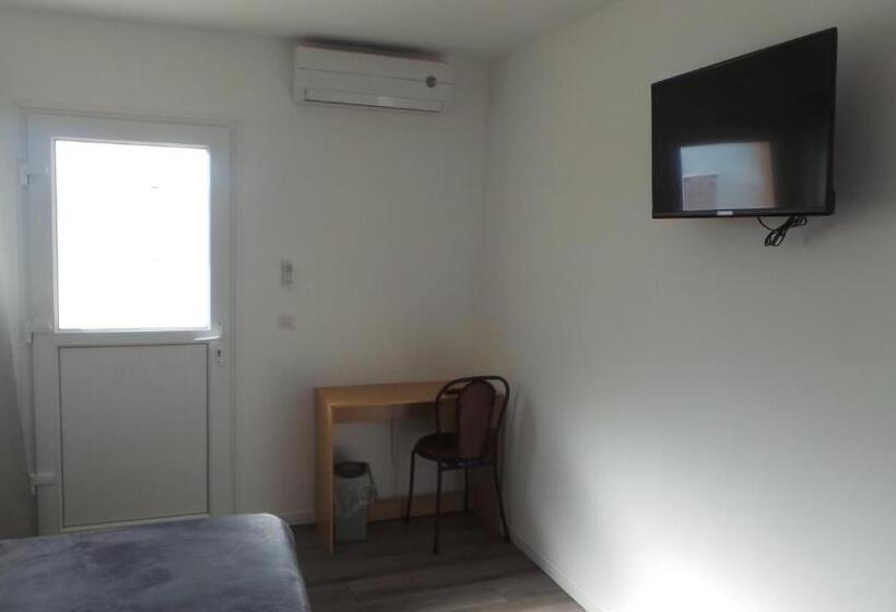 غرفة قياسية بالطابق الأرضى, De La Poste