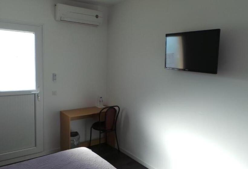 غرفة قياسية بالطابق الأرضى, De La Poste