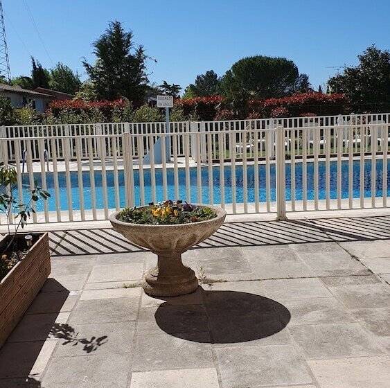 غرفة قياسية بالطابق الأرضى, De La Poste