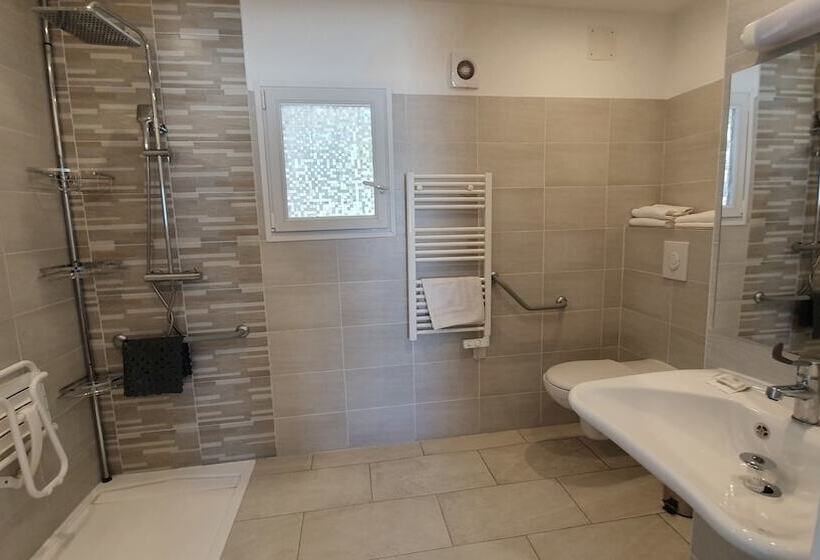 غرفة قياسية بالطابق الأرضى, De La Poste