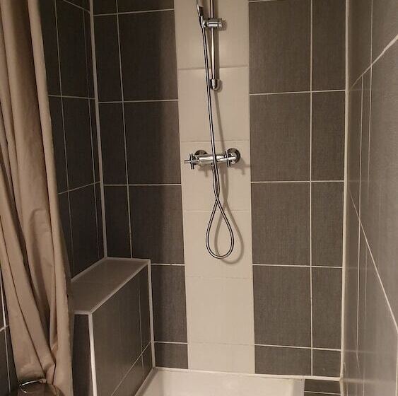 غرفة قياسية بالطابق الأرضى, De La Poste