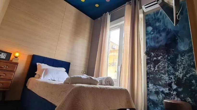 スタンダードシティビュールーム, Hôtel Les 4 éléments