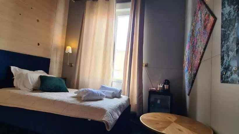 スタンダードシティビュールーム, Hôtel Les 4 éléments