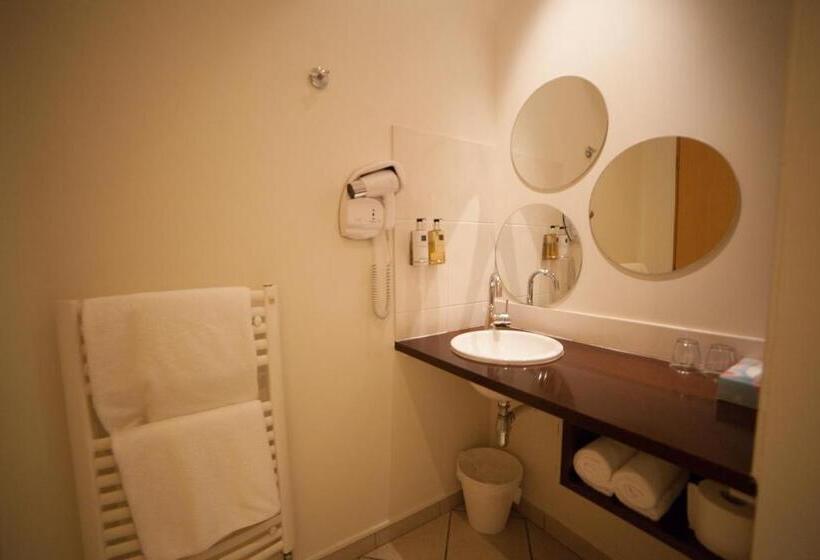 غرفة قياسية مطلّة علي الحديقة, La Beauze