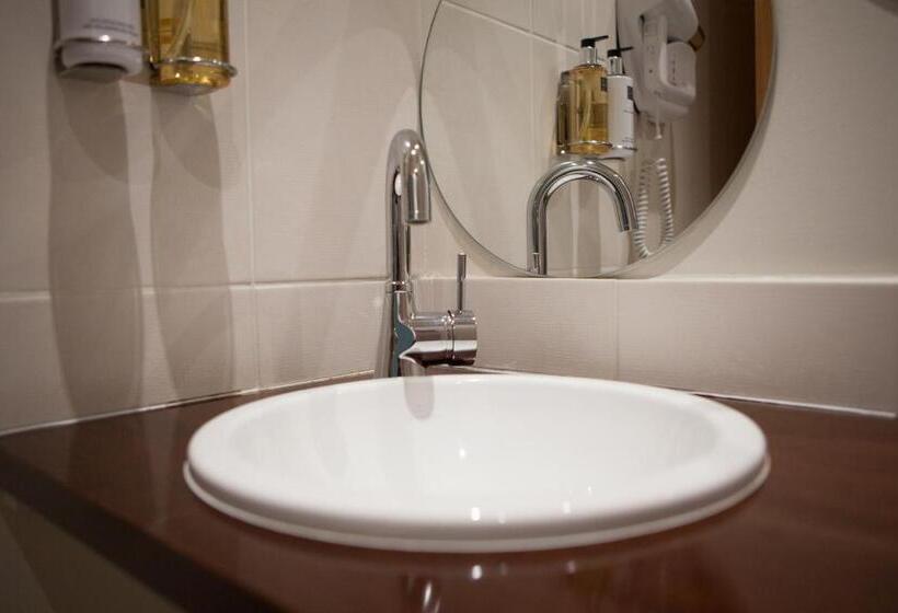 غرفة قياسية مطلّة علي الحديقة, La Beauze