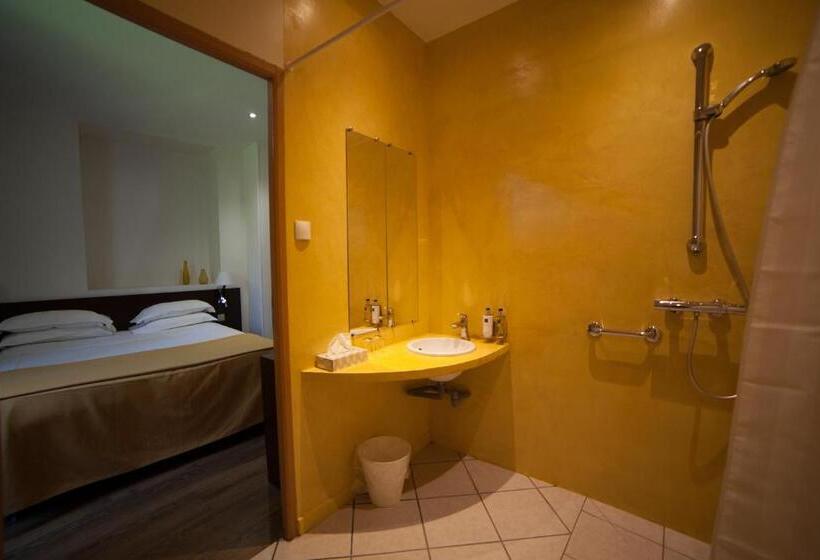 غرفة قياسية لذوى الاحتياجات الخاصة, La Beauze