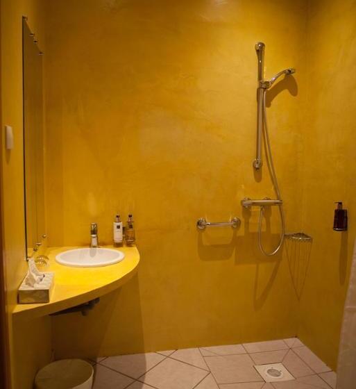 חדר סטנדרט מותאם לאדם עם מוגבלויות, La Beauze