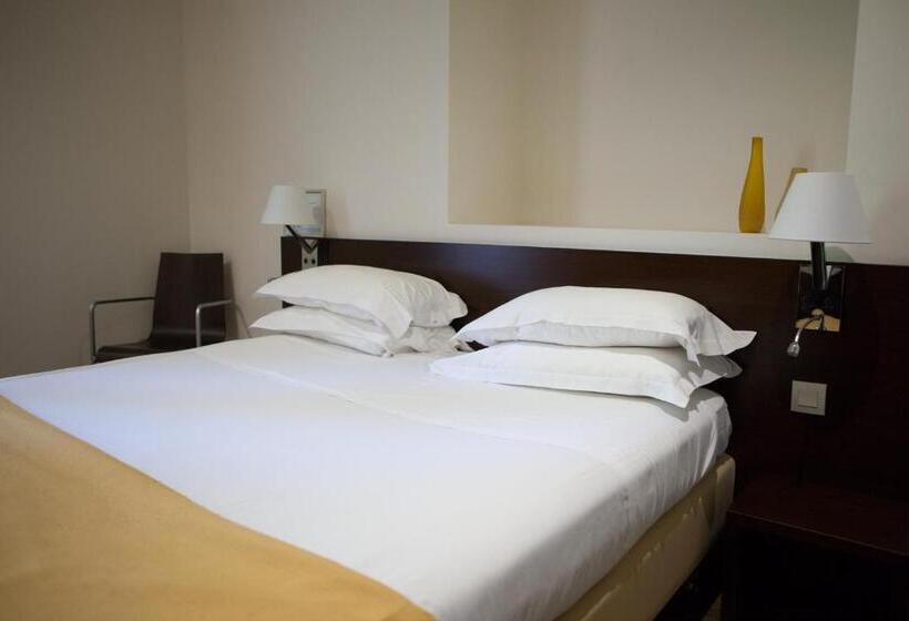 غرفة قياسية لذوى الاحتياجات الخاصة, La Beauze