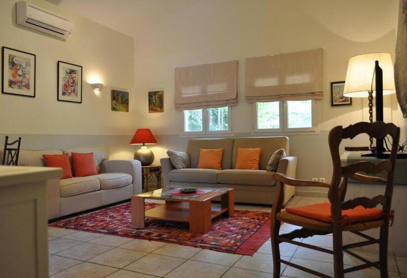 جناح مزود بتراس, La Bégude Du Pascouren