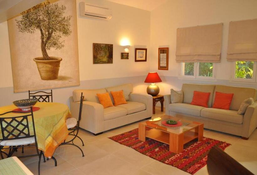 جناح مزود بتراس, La Bégude Du Pascouren