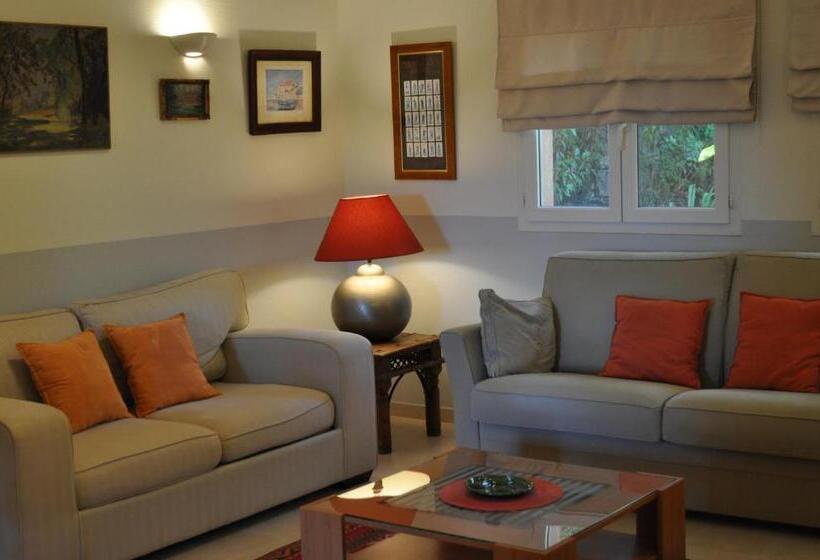 جناح مزود بتراس, La Bégude Du Pascouren