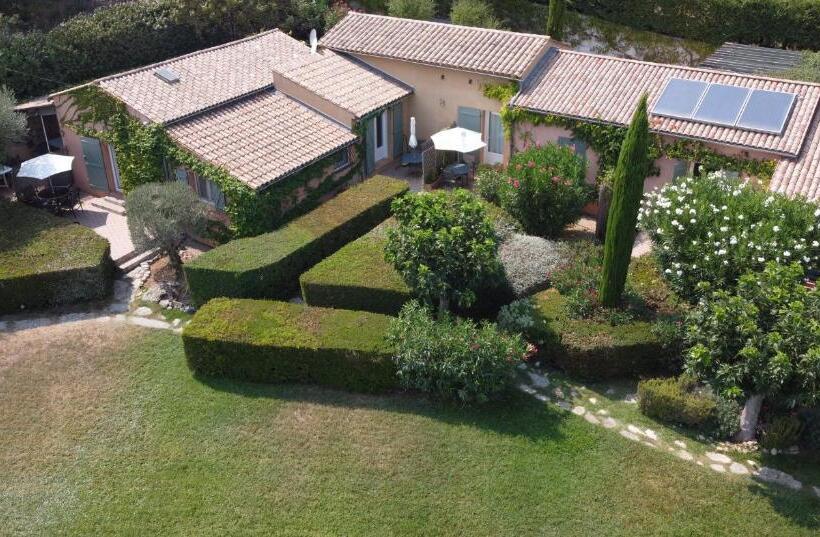 جناح مزود بتراس, La Bégude Du Pascouren