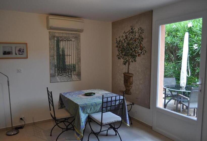 جناح مزود بتراس, La Bégude Du Pascouren