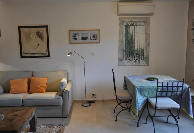 جناح مزود بتراس, La Bégude Du Pascouren