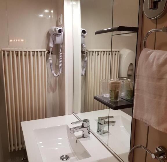 Номер Стандарт Трехместный, Logis Hôtel Restaurant Les Carillons