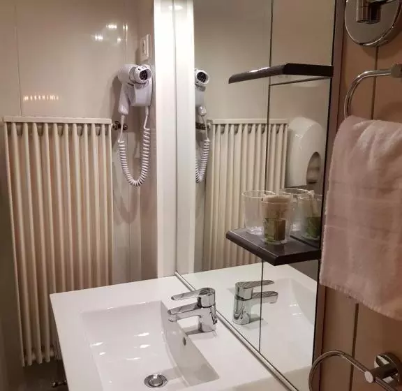 スタンダードトリプルルーム, Logis Hôtel Restaurant Les Carillons