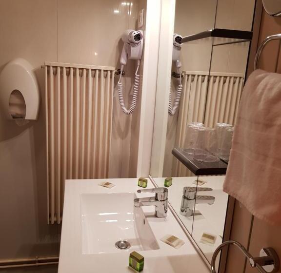 חדר סטנדרט לשלושה, Logis Hôtel Restaurant Les Carillons