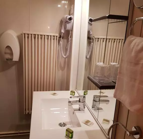 スタンダードトリプルルーム, Logis Hôtel Restaurant Les Carillons