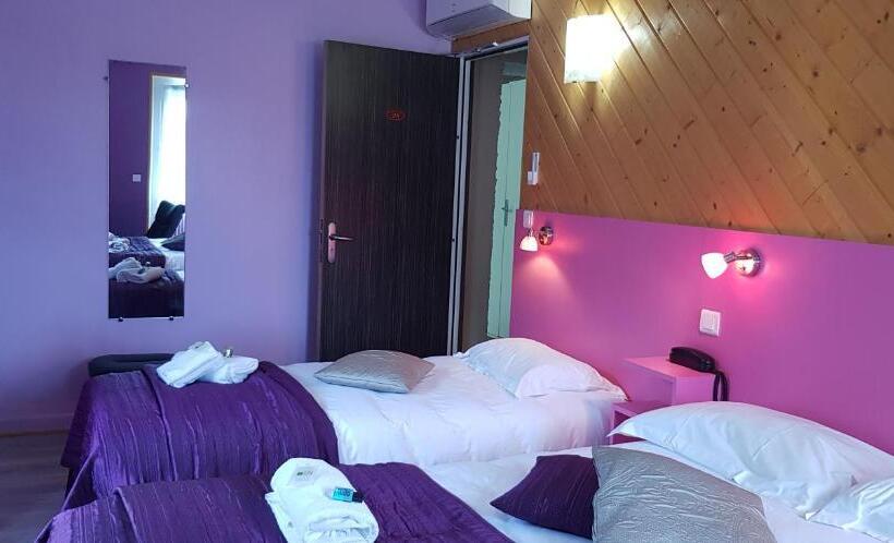 חדר סטנדרט לשלושה, Logis Hôtel Restaurant Les Carillons