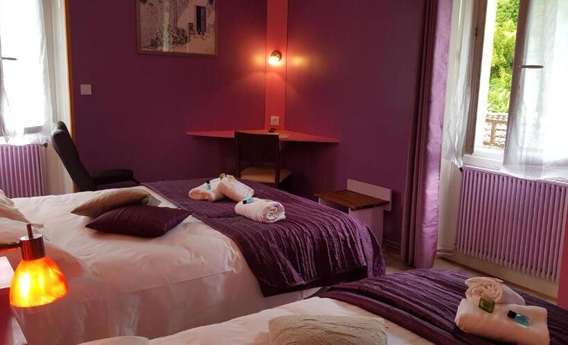 חדר סטנדרט לשלושה, Logis Hôtel Restaurant Les Carillons