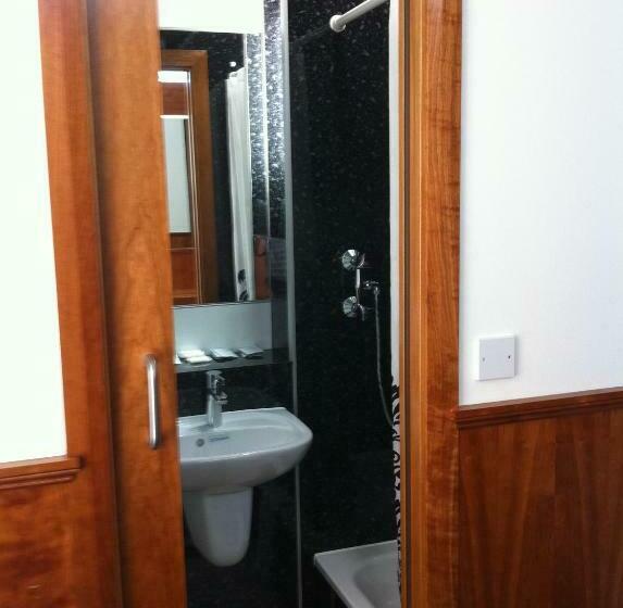 اتاق استاندارد چهار تخته, London Visitors