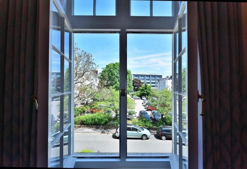 اتاق استاندارد یک نفره, Queens Court