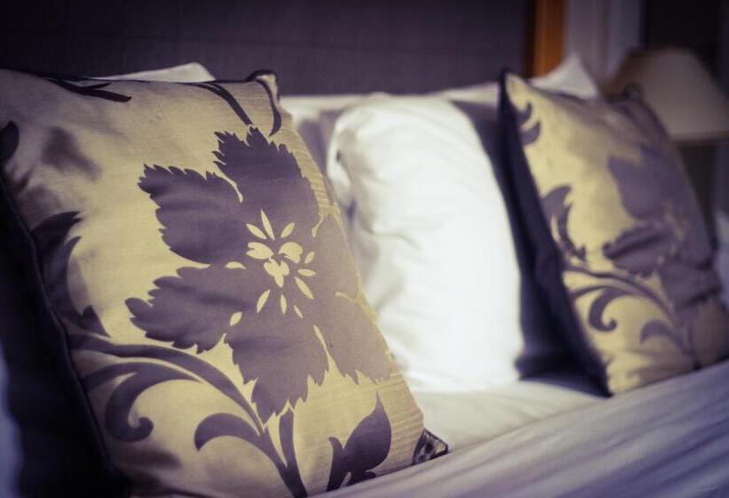 اتاق استاندارد یک نفره, Queens Court