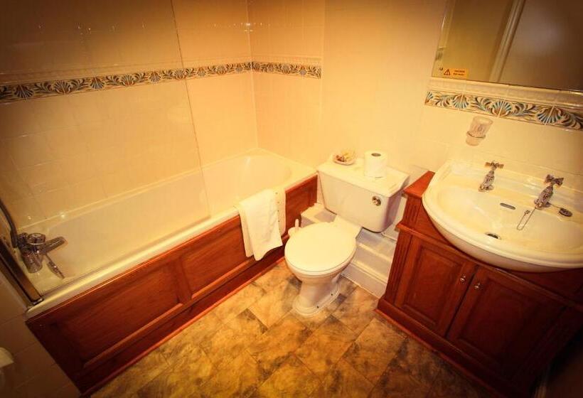 اتاق استاندارد سه نفره, Queens Court