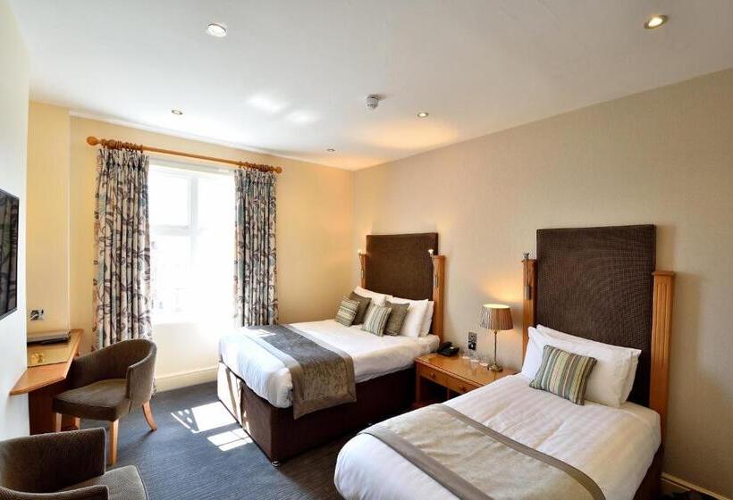 اتاق استاندارد سه نفره, Queens Court