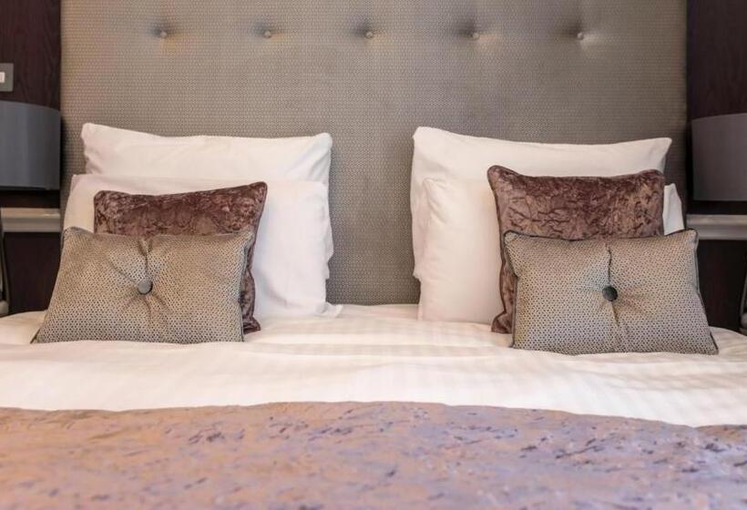 Suite with Terrace, Queens Court