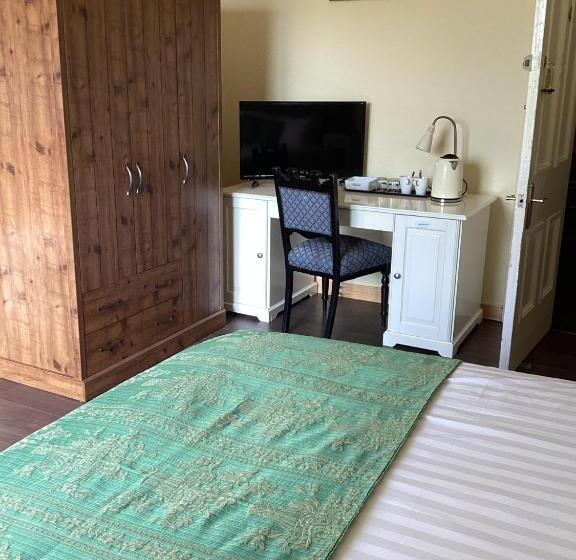 غرفة عائلية, Rayanne House