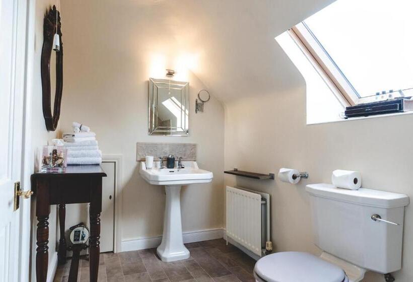 غرفة عائلية, Rayanne House