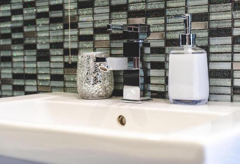 غرفة كلاسيكية, Rayanne House