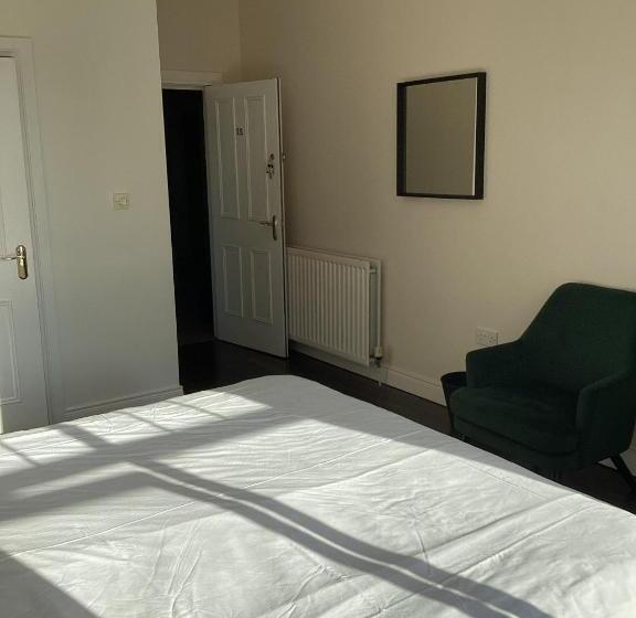 غرفة ديلوكس, Rayanne House