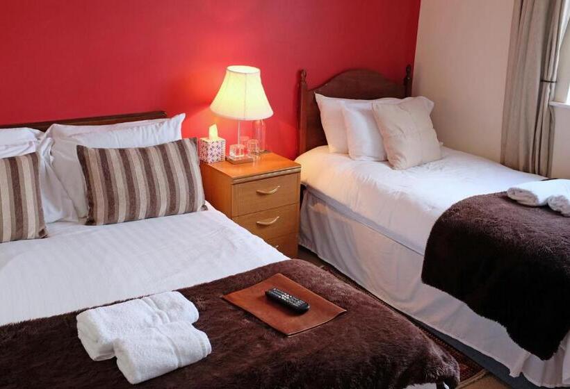 スタンダードトリプルルーム, The Old Court