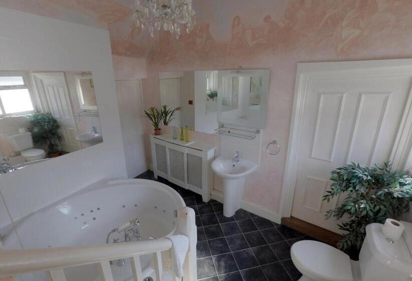 スイート, The Old Court