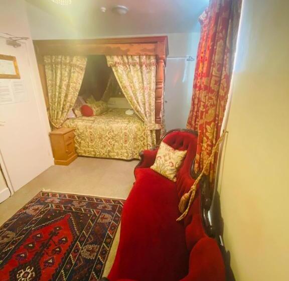 スイート, The Old Court