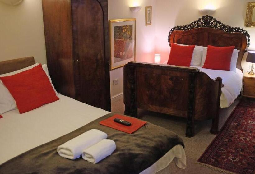 Quarto Estandar, The Old Court