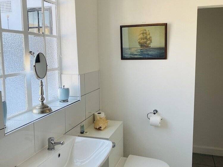 スタンダードルーム, The Old Court