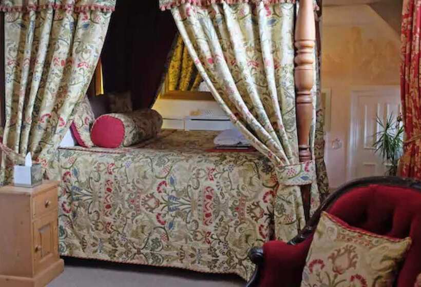 スイート, The Old Court