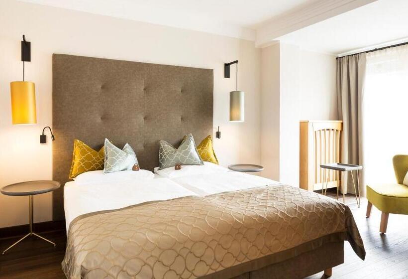 جناح ديلوكس, Burggräflerhof