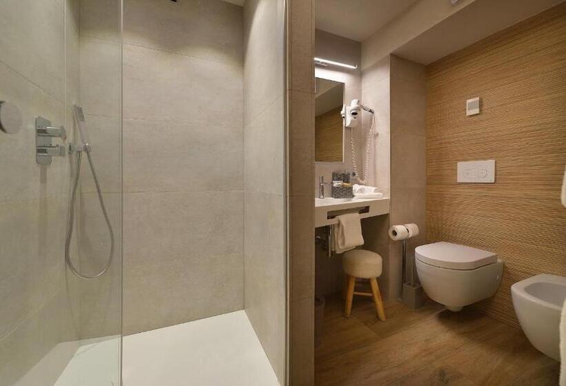 اتاق لوکس با بالکن, Compagnoni