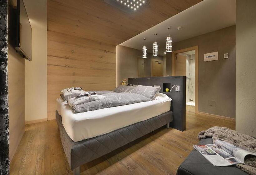 اتاق لوکس با بالکن, Compagnoni