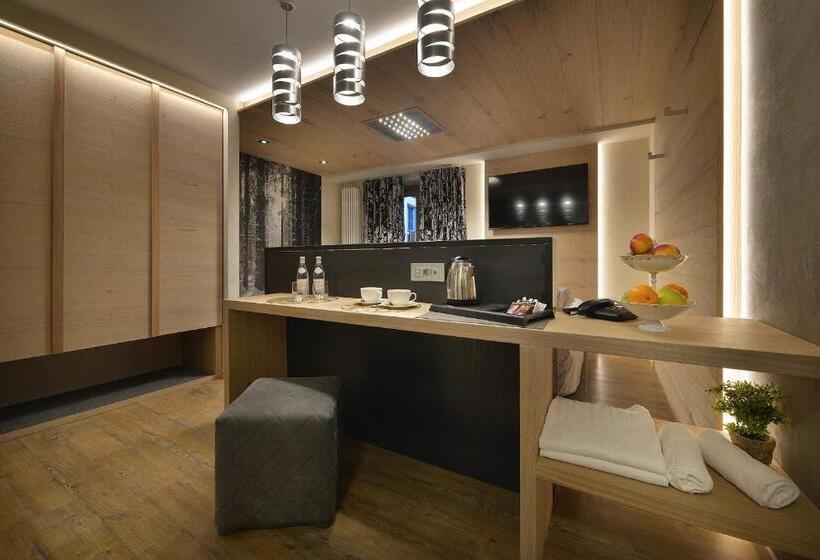 اتاق لوکس با بالکن, Compagnoni