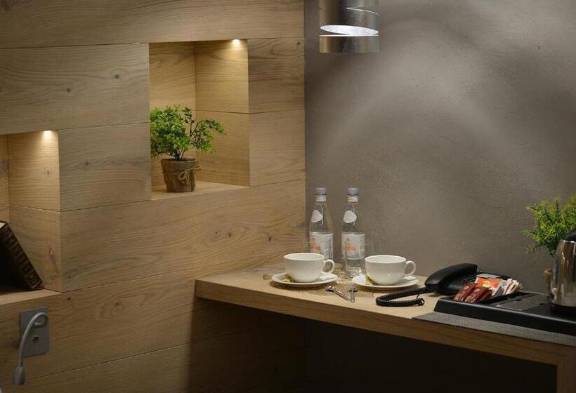 اتاق لوکس, Compagnoni