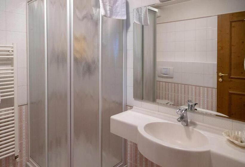 اتاق استاندارد با بالکن, Compagnoni