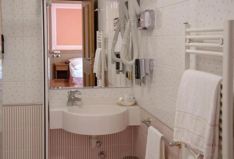 اتاق استاندارد با بالکن, Compagnoni