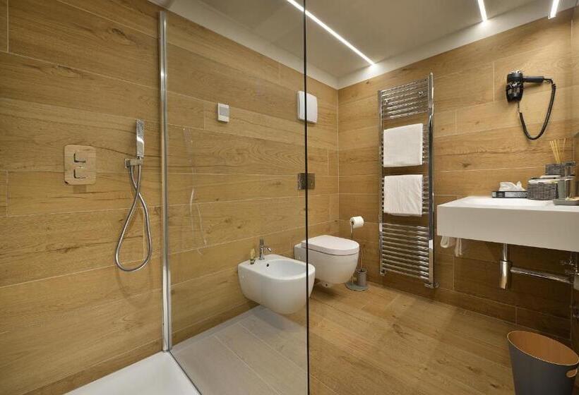 اتاق لوکس با بالکن, Compagnoni