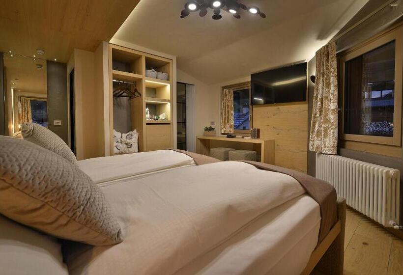 سوییت جونیور با بالکن, Compagnoni